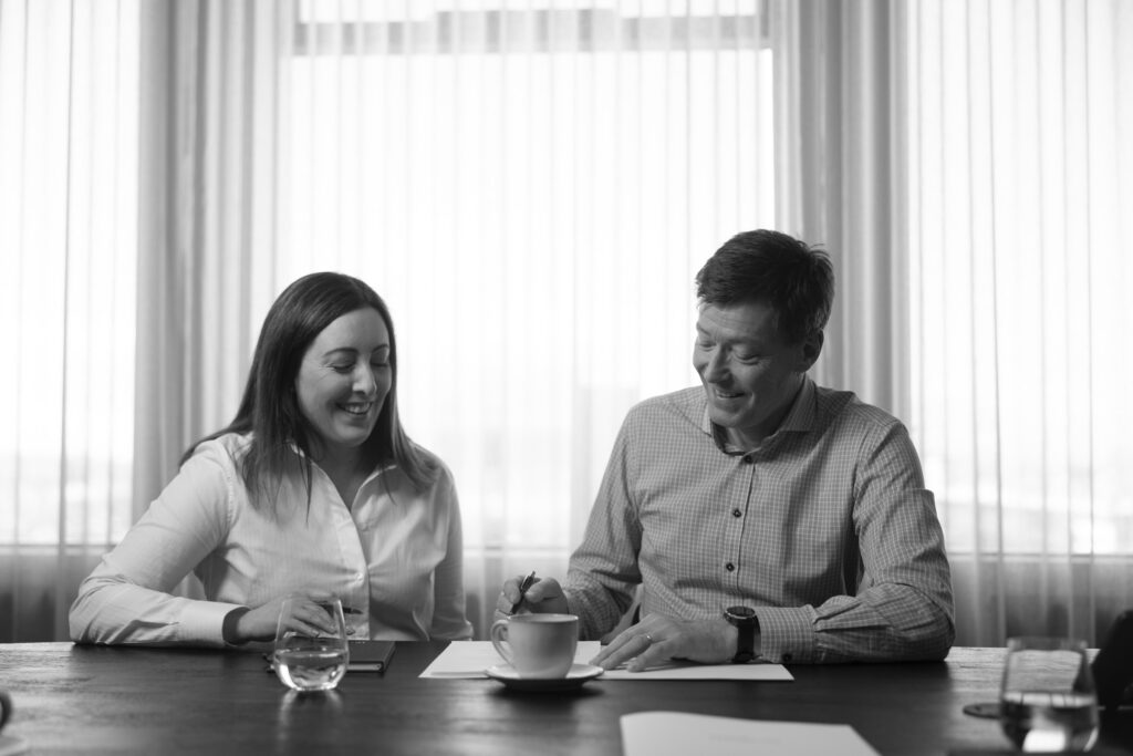 Thelma Kristín Kvaran og Einar Þór Bjarnason að skoða pappíra