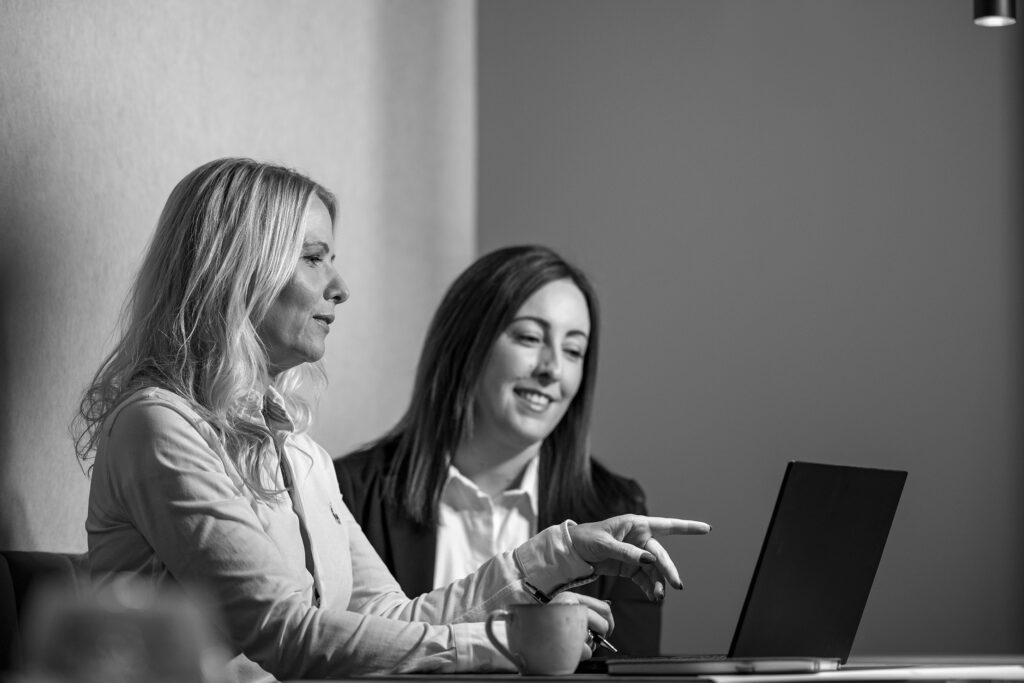 Sigríður Svava Sandholt og Thelma Kristín Kvaran að skoða eitthvað í tölvunni