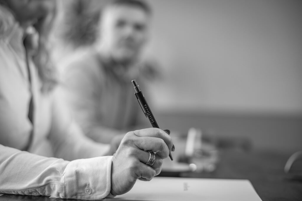 Intellecta kaupir og gefur penna til viðskiptavina en við notar þá ekki innanhúss þar sem Intellecta er pappírslaust fyrirtæki
