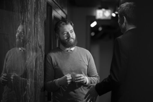 Hjörvar Sigurðsson upp við marmarann í Intellecta að spjalla við EInar Þór Bjarnason