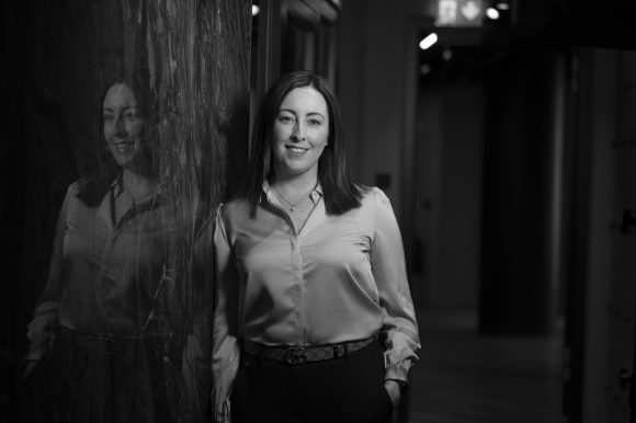 Thelma Kristín Kvaran upp við marmaravegginn í Intellecta