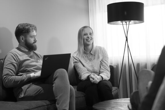 Hjörvar Sigurðsson og Sóllilja Rut að spjalla við þriðju persónuna