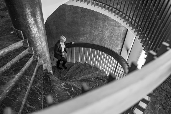 Ragnheiður Birna Björnsdóttir á leiðinni upp hringstigann á Höfðabakka 9a Ragnheiður Birna Björnsdóttir á leiðinni upp hringstigann á Höfðabakka 9a