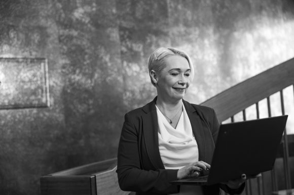 Intellecta2025_BK210088 Ragnheiður Birna Björnsdóttir portrait inni á stigagangi með tölvu í hönd