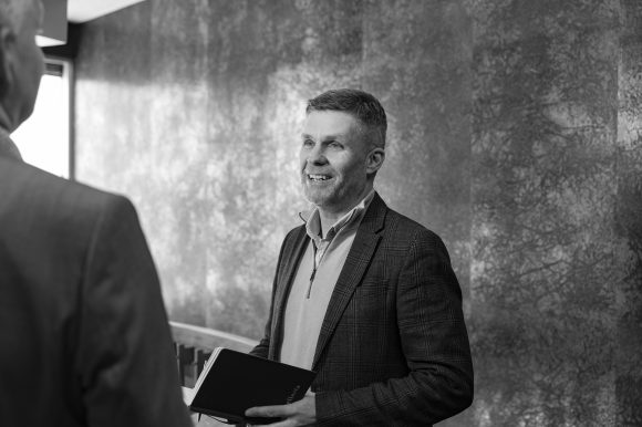 Intellecta2025_BK210418 Baldur Jónsson spjallar við Torfa Markússon og fær punkta um hvernig er best að nýta svona minnisbók