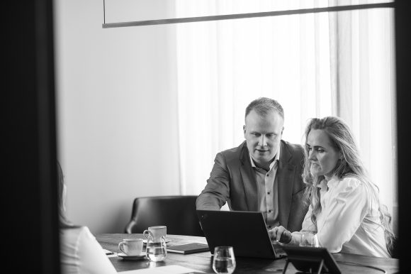 Intellecta2025_BK211020 Guðmundur Arnar Þórðarson og Lea Kristín Guðmundsdóttir að skoða eitthvað í tölvunni