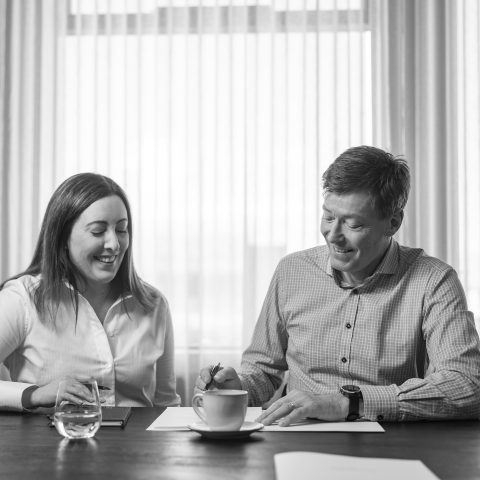 Thelma Kristín Kvaran og Einar Þór Bjarnason að skoða pappíra