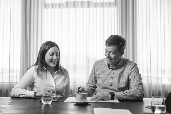 Thelma Kristín Kvaran og Einar Þór Bjarnason að skoða pappíra