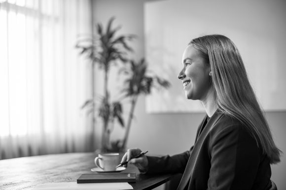 Intellecta2025_BK211643 Birna Dís Bergsdóttir, situr á fundi með penna í hönd