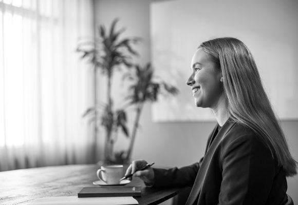 Birna Dís Bergsdóttir, situr á fundi með penna í hönd