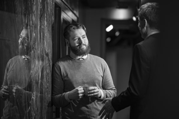 Hjörvar Sigurðsson upp við marmarann í Intellecta að spjalla við EInar Þór Bjarnason