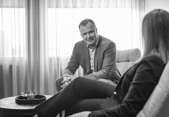 Guðmundur Arnar Þórðarson á spjalli inni í "lounge" fundarherbergi hjá Intellecta (Krafla)