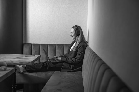 Intellecta2025_BK213385 Birna Dís að vinna á kaffihúsi Intellecta