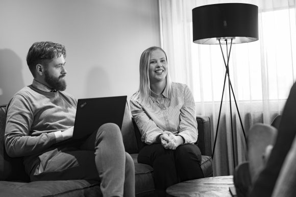 Hjörvar Sigurðsson og Sóllilja Rut að spjalla við þriðju persónuna