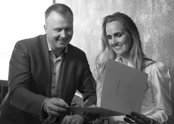 Guðmundur Arnar Þórðarson og Lea Kristín Guðmundsdóttir að skoða Intellecta möppu fyrir ljósmyndarann