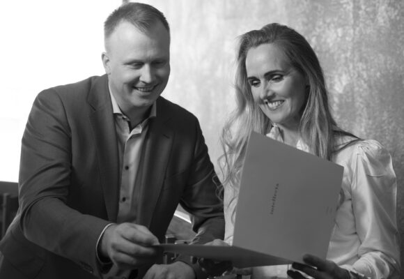 Guðmundur Arnar Þórðarson og Lea Kristín Guðmundsdóttir að skoða Intellecta möppu fyrir ljósmyndarann