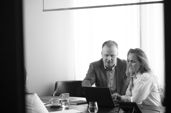 Guðmundur Arnar Þórðarson og Lea Kristín Guðmundsdóttir að skoða eitthvað í tölvunni